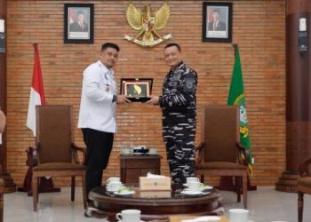 Gubernur Sumut Muhammad Bobby Afif Nasution dan Komandan Komando Daerah Maritim (Kodamar) TNI AL Laksamana Muda TNI Deny Septiana. (Foto Ist)