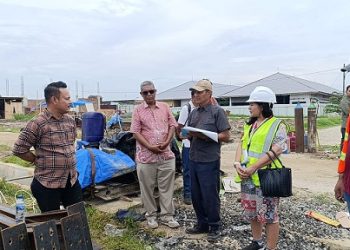 Eva Suryati Tambunan, S.Kom. M.Si Plt. Kepala Dinas Perindustrian dan Perdagangan Kabupaten Simalungun Riokardo Saragih, S.H, Kepala Bidang Disperindag Sihar M. Napitupulu, S.M selaku PPK Rudi Purba Wakil Direktur CV. Wirasena Mandiri selaku penyedia konstruksi Gamal Siahaan, S.T dan Tim Leader Konsultan Supervisi CV. Rekayasa Geomatika Indonesia. pengawalan proyek