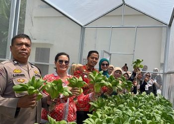 Bhabinkamtibmas Kelurahan Nagapitu Aiptu S. Ambarita menghadiri penutupan Pelatihan Hidroponik