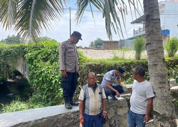 Bhabinkamtibmas Kelurahan Pardamean Bripka P Sebayang melaksanakan sambang di Pekerjaan Pembuatan Pondasi Paret