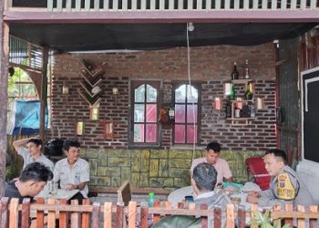 Bhabinkamtibmas Kelurahan Bukit Sofa Bripka Nurdiansyah melaksanakan sambang kepada masyarakat di kedai Mpok Lela