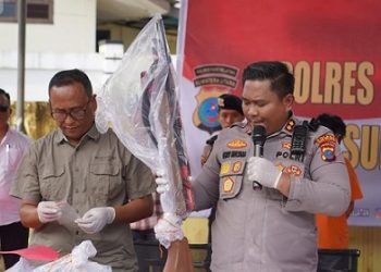Kapolres Nias Selatan, AKBP Ferry Mulyana Sunarya memaparkan peristiwa penembakan di Desa Oikhoda Balekha, Kecamatan Lahusa, Kabupaten Nias Selatan. (Foto Ist)