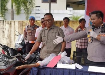 Kapolres Nias Selatan, AKBP Ferry Mulyana Sunarya saat paparan kasus pembacokan dengan mengunakan cangkul dihalaman Polres Nias Selatan. (Foto Ist)