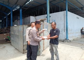 Kapolsek Teluk Nibung AKP Rinaldi, SH. MH Bagikan Nasi Kotak kepada Warga