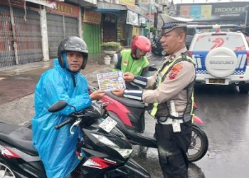 Personil Unit Kamsel Sat Lantas Polres Pematangsiantar Bagikan Brosur Tertib Berlalu Lintas dan Sosialisasi Call Center 110 kepada Para Pengemudi Ojol