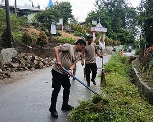 Bhabinkamtibmas Aiptu F Munteh, Bripka E Rizal Pangaribuan, Bripka Johanes dan Bripka Yonedi mengikuti kegiatan gotong royong di Simpang Puskesmas Jalan Bahkora II Bawah