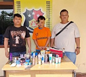 Pelaku curat, Franky Erikson Manalu dan barang bukti diapit Kanit Reskrim IPDA Gerry Simanjuntak SH beserta Tim Opsnal
