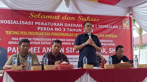 Anggota DPRD Medan Paul Mei Anton Simanjuntak saat menggelar sosialisasi Perda (Sosper) produk hukum Pemko Medan Perda No 3 Tahun 2024 tentang perlindungan dan pengembangan Usaha Mikro Kecil Menengah (UMKM). (Foto Ist)