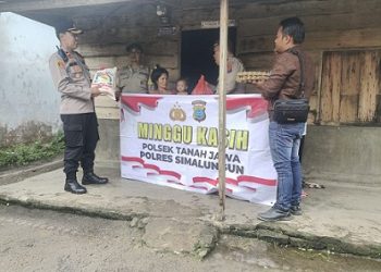 Kapolsek Tanah Jawa Kompol Asmon Bufitra SH. MH bersama personilnya berikan sembako kepada warga membutuhkan