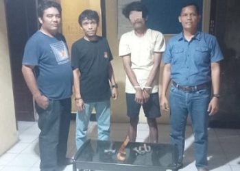 Pelaku curat, H diapit Kanit Reskrim IPDA Juhandya Malau SH dan Tim Opsnal