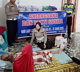Kasat Lantas IPTU Friska Susana SH bersama Kanit Regident IPTU Elon Sitinjak SH, Kanit Turjawali IPDA Horas Tambunan, S.H, Kanit Gakkum IPDA Syah Edi Suranta Purba, S.H Anjangsana ke rumah Aiptu M.N. Lubis