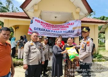 Kapolsek Tanah Jawa Kompol Asmon Bufitra, S.H. M.H pimpin penyaluran 11 Ton Beras Murah kepada mayarakat
