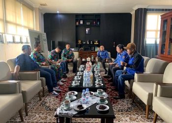 Wali Kota Tanjungbalai, Mahyaruddin Salim saat menerima sejumlah pengurus Aliansi Serikat Buruh/Serikat Pekerja Bersatu Kota Tanjungbalai