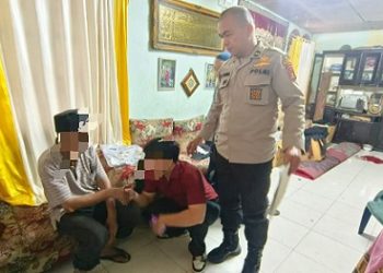 ARPD saat meminta maaf kepada kakeknya ZC dihadapan personil Polsek Siantar Utara