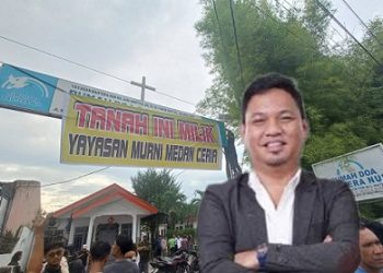 Kuasa hukum Yayasan Medan Ceria, Dwi Ngai Sinaga, S.H., M.H dan pihak ahli waris saat melakukan penyegelan Rumah Doa Bahtera Nuh di Jalan Setia Budi, Medan Tuntungan. (Foto Romulo)