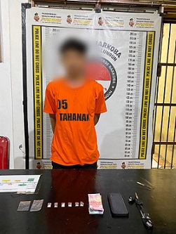 Tersangka Hamdan Yuafi dan barang bukti diamankan di Sat Resnarkoba Polres Simalungun