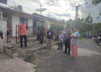Bhabinkamtibmas Kelurahan Bah Kapul BRIPKA Sunandar melaksanakan pengecekan parit di Jalan Aries