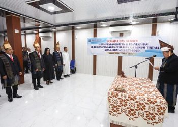 Wali Kota Pematangsiantar Wesly Silalahi SH MKn mengangkat sumpah dan janji jabatan serta menyerahkan Surat Keputusan (SK) kepada tiga Dewan Pengawas Perumda Air Minum Tirta Uli Masa Jabatan 2025-2029, di aula Kantor Perumda Air Minum Tirta Uli, Jalan Porsea Kelurahan Teladan Kecamatan Siantar Barat