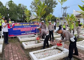 Sat Lantas Polres Tanjungbalai Ziarah dan Tabur Bunga ke Makam Pahlawan 