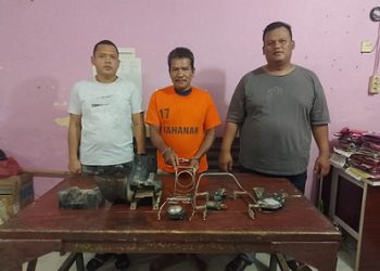 Pelaku curanmor, Sapri Purba dan barang bukti di Mako Polsek Perdagangan