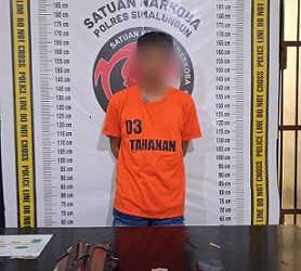 Tersangka Paulus Manik dan barang bukti diamankan di Sat Narkoba Polres Simalungun