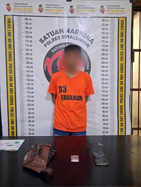 Tersangka Paulus Manik dan barang bukti diamankan di Sat Narkoba Polres Simalungun