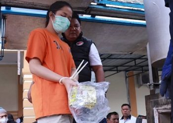 Salah satu tersangka narkoba ikut memusnahkan narkoba di halaman Polres Asahan. (Foto Ist)