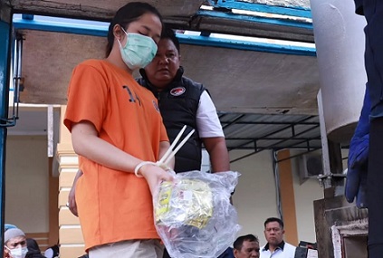 Salah satu tersangka narkoba ikut memusnahkan narkoba di halaman Polres Asahan. (Foto Ist)