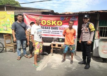 Bhabinkamtibmas Kelurahan Karo Aipda Ronald Sianipar dan Bhabinkamtibmas Kelurahan Martimbang Aipda Roy F Sidabutar SH melaksanakan patroli di Posko Kampung Bersih dari Narkoba (KBN) Jalan Gunung Sinabung