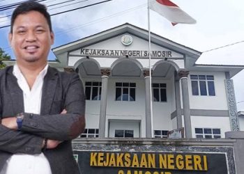 Kejaksaan Negeri ( Kejari ) Samosir - Dwi Ngai Sinaga SH MH

-

Dugaan Pungli Aplikasi Jaga Desa Di Samosir, Dwi Ngai Sinaga : Kejari Samosir Jangan Mencari Kesalahan Untuk Balas Dendam

Medan

Kejaksaan Negeri ( Kejari) Samosir diminta untuk lebih profesional dan tidak anti kritik atas program Jaksa Garda Desa (Jaga Desa) di wilayah Samosir.

Hal tersebut dikatakan pengamat hukum Sumatera Utara, Dwi Ngai Sinaga SH MH kepada wartawan, Sabtu (20/9/2025).

" Mengaju kepada Rapat Dengar Pendapat ( RDP) yang digelar Komisi III DPR RI terkait dengan dugaan korupsi program Jaksa Garda Desa (Jaga Desa) kita harapkan agar Kejari Samosir benar- benar profesional dalam menjalankan programnya.Dan tidak bersifat personal ketika adanya kritikan ," kata Dwi.

Ketua DPC Peradi Kota Medan itu juga berharap agar Kejari Samosir juga tidak mencari kesalahan.

" Dari sejak awal kita ingatkan agar Kejari Samosir didalam permasalahan program Jaga Desa ini jangan mencari kesalahan ketika program tidak berjalan.Dan tidak melakukan aksi balas dendam jadi tetap sekali lagi kami mengingatkan agar benar-benar lebih profesional didalam bekerja ," tegasnya.

Namun, dalam hal ini Dwi juga mengingatkan agar seluruh Kejari di Sumatera Utara agar tidak anti kritik.

" Kami hanya menghimbau seluruh Kejari di Sumatera Utar agar jangan anti kritik ketika dilakukan kritikan.Dan juga jangan melakukan aksi balas dendam ," tegasnya.

Sebelumnya, Komisi III DPR RI menyoroti dugaan pungutan liar (pungli) dalam pelaksanaan Program Jaksa Garda Desa (Jaga Desa) oleh Kejari Samosir  dalam Rapat Dengar Pendapat Umum (RDPU) yang digelar di Kompleks Parlemen, Senayan, Jakarta, Rabu (17/9/2025), menyusul laporan masyarakat terkait permintaan dana kepada 128 kepala desa.

Rapat dipimpin Ketua Komisi III DPR RI, Habiburokhman,  dan menghadirkan Kepala Kejari Samosir Karya Graham Hutagaol serta Kepala Kejaksaan Tinggi Sumatera Utara (Kajatisu) Harli Siregar.

Komisi III saat itu sepakat untuk meneruskan persoalan ini kepada Jaksa Agung Muda Bidang Pengawasan Kejaksaan Agung RI agar dilakukan penelusuran lebih lanjut. 

Dalam kasus dugaan pungli Program Jaga Desa oleh Kejaksaan Negeri ( Kejari ) Samosir meminta kepala desa mengumpulkan dana untuk mendukung kegiatan launching Program Jaga Desa yang digelar pada 24 Maret 2025 di Desa Lumbun Suhisuhi Toruan. 

Dimana, Kejaksaan berdalih tidak memiliki anggaran untuk acara tersebut.

Bantah Pungli

Kepala Kejaksaan Tinggi Sumatera Utara (Kajati Sumut) Dr Harli Siregar SH MHum menegaskan bahwa tidak ada pungutan liar (pungli) dalam peluncuran aplikasi Jaksa Garda Desa (Jaga Desa) di Kabupaten Samosir, Sumut.

"Tidak ada pungli dalam peluncuran aplikasi Jaga Desa yang melibatkan Kejari (Kejaksaan Negeri) Samosir," tegas Harli di Medan, Sabtu (20/9/2025).

" Kehadiran kita di DPR RI adalah untuk melihat kejernihan persoalan itu. Kemarin semua pihak dihadirkan mulai pelapor, kepala Kejari Samosir, dan saya sendiri," ujar Harli.

Dalam rapat dengar pendapat tersebut, lanjut Harli, sejumlah anggota Komisi III DPR RI memberikan berbagai pertanyaan mendasar untuk mencari kebenaran yang sesungguhnya.

"Dari kesimpulan yang kita lihat, sebenarnya permasalahan ini hanya terjadi karena kesalahpahaman atau mispersepsi," kata Harli.(ROM)