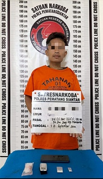 Tersangka HRS alias Riski dan barang bukti