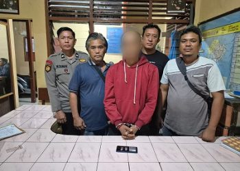 Tersangka Muhammad Rijal alias Kapten dan barang bukti diapit Tim Opnsal Unit Reskrim Polsek Bangun