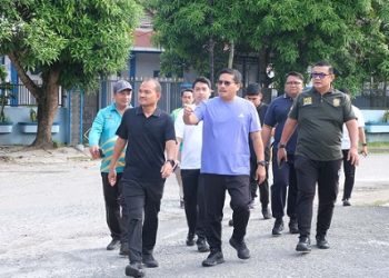 Wali Kota Tanjungbalai, Mahyaruddin Salim bersama Sekretaris Daerah Propinsi Sumatera Utara (Sekda Provsu), Togap Simangunsong jalan sehat dengan keliling Kota Tanjungbalai