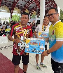 Kapolsek Tanjungbalai Utara (TBU) IPTU Muhammad Ronny SH. MH Juara II Kategori Senior Putra saat terima hadiah dari Walikota Tanjung Balai Mahyaruddin Salim B SE MAP didampingi Wakil Walikota M Fadli Abdina SP MSi 