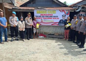 Kapolsek STR IPTU Hendra A. Karo Karo, SH, MH bersama personil berbagi rejeki melalui minggu kasih kepada masyarakat membutuhkan