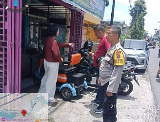 Personil piket Polsek Siantar Timur pengecekan TKP pencurian tas di Jalan Pane