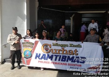Piket Bhabinkamtibmas AIPTU Wellinton Nababan dan BRIPKA Surya Darma menggelar kegiatan Minggu Kasih Curhat Kamtibmas di Gereja GKPS Jalan Sudirman