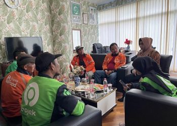 Anggota DPRD Kota Medan, Lailatul Badri menerima keluhan para driver ojek online (ojol) di ruang kerjanya. (Foto Ist) 