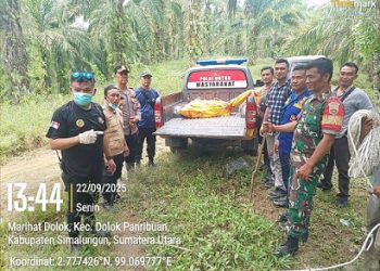 Kapolsek Tanah Jawa Kompol Asmon Bufitra SH. MH pimpin evakuasi jenajah korban SS yang ditemukan tenggelam di Sungai Tongguran