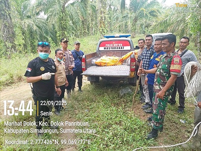 Kapolsek Tanah Jawa Kompol Asmon Bufitra SH. MH pimpin evakuasi jenajah korban SS yang ditemukan tenggelam di Sungai Tongguran