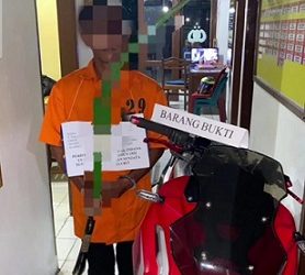 Pemuda yang diamankan Polsek Sibolga Sambas yang diduga akan tawuran dengan barang bukti celurit sepanjang 2 meter. (Foto Ist)