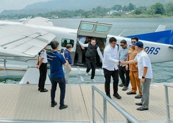 Gubsu Muhamamd Bobby Afif Nasution mencoba penerbangan perdana pesawat Amfibi atau Seaplane di Danau Toba. (Foto Ist)