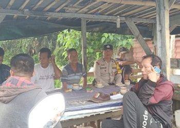 Bhabinkamtibmas Kelurahan Tanjung pinggir Aipda Abdul Malik melaksanakan sambang kepada masyarakat Jalan Rondahaim