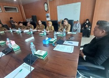 Ketua Komisi 1 DPRD Medan Reza Pahlevi Lubis saat memimpin Rapat Dengar Pendapat (RDP) terkait penolakan Kepling 14 Kelurahan Titi Papan di ruang Komisi 1 DPRD Medan (Foto Romulo)