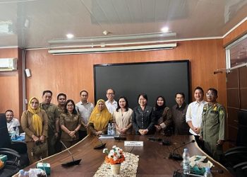 Ketua Pansus Kawasan Tanpa Rokok (KTR) Dr.Dra. Lily, MBA. MH berfoto bersama dengan Janlie Ketua APINDO Medan beserta OPD Pemko Medan usai rapat pembahasan Perda KTR. (Foto Ist)