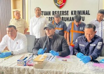 Kasat Reskrim Polres Labuhanbatu AKP Teuku Rivanda Ikhsan saat paparan kasus pengeroyokan dua wartawan oleh 7 debt collector, Senin (23/9/2025) di Mapolres Labuhanbatu. (Foto Ist)