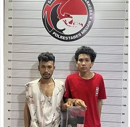 Dua pemuda diduga pengedar sabu di kawasan Jalan Perhubungan, Gang Karto, Desa Lau Dendang, Kecamatan Percut Sei Tuan, Kabupaten Deli Serdang. (Foto Ist)