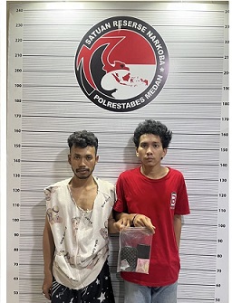 Dua pemuda diduga pengedar sabu di kawasan Jalan Perhubungan, Gang Karto, Desa Lau Dendang, Kecamatan Percut Sei Tuan, Kabupaten Deli Serdang. (Foto Ist)