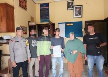 piket SPKT dan Bhabinkamtibmas menyelesaikan dugaan pencurian yang terjadi di Jalan Dahli