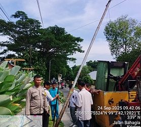 Bhabinkamtibmas Kelurahan Kristen BRIPKA Swandi melaksanakan pendampingan instansi terkait melakukan perbaikan tiang listrik